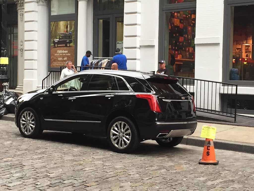 2017 Cadillac SRX Pictures