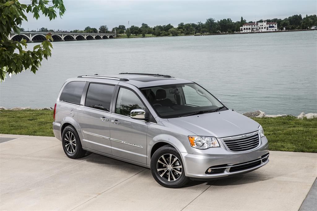 2018 Chrysler Town and Country Front Angle